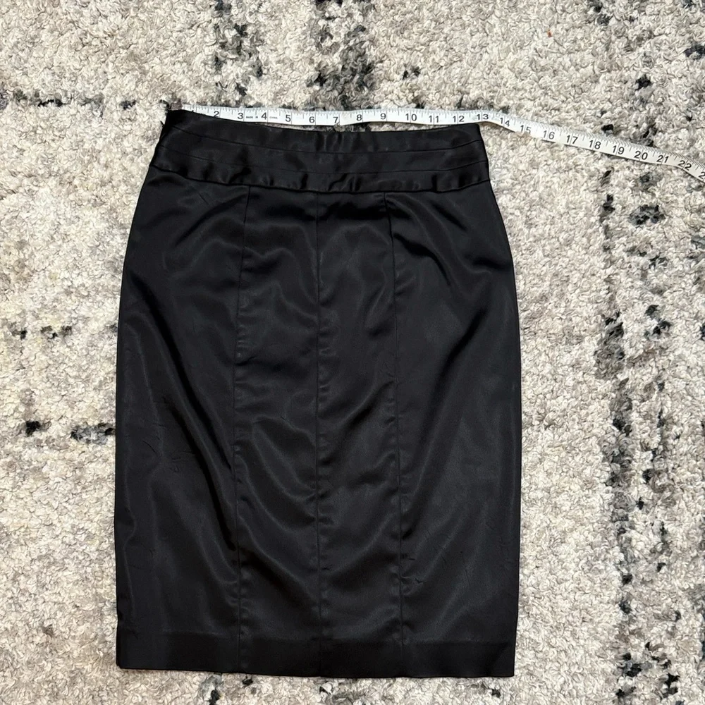 SKIRT of White House Black Market Sleek in Black
